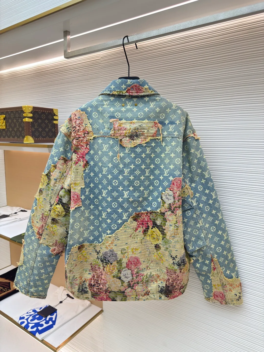 LOUIS VUITTON Retro rose floral patch presbyopic denim jacket cotton ●Authentic product: purchased and developed by 21974 ●Item number: 1680536-E30 ●Fabric: denim fabric ●Technology: patch production ●Version: loose version ●Weight: about 1595 grams ●Size: 46-48-50-52 ●Description: Pure cotton denim fabric, mulberry silk lining, polyester fiber filling, digital direct printing, old flower discharge printing technology, single-needle full-width embroidery, washed and distressed treatment, positioning pattern cutting and sewing, antique gold hardware accessories embellishment, and a full set of accessories. The denim fabric is custom-woven with counter-print yarn twill. The texture of the twill is thick and the texture is clear. After proper processing, the surface will show fine texture after grinding and washing. The denim fabric maintains high resilience, brings a gentle feel, skin-friendly comfort, and will not change shape and lose elasticity over time. The lattice fabric is made of custom-dyed yarn for discharge printing, with a full-frame classic presbyopia pattern. Discharge printing is based on the principle of revealing the original color of the yarn, and the discharge printing effect is combined with the fabric. The texture of discharge printing is exquisite and delicate, with rich patterns, strong color contrast, clear outlines and full color. The effect of white flowers on a blue background is produced by multiple subsequent processes after discharging the printing paste. The overall wiring is straight and delicate, the fabric is comfortable and soft, and the color is consistent without color difference. It can be matched with the same style to create a fashionable look and control various occasions. Customized accessories, complete with three standards, same style for men and women!